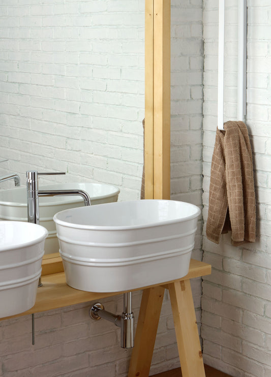 Meuble de salle de bain avec plancher en bois, baignoire en toile et miroir