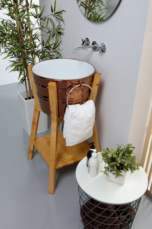 COMPOSITION DU BASSIN EN CUIVRE SUR STRUCTURE EN SAPIN NATUREL