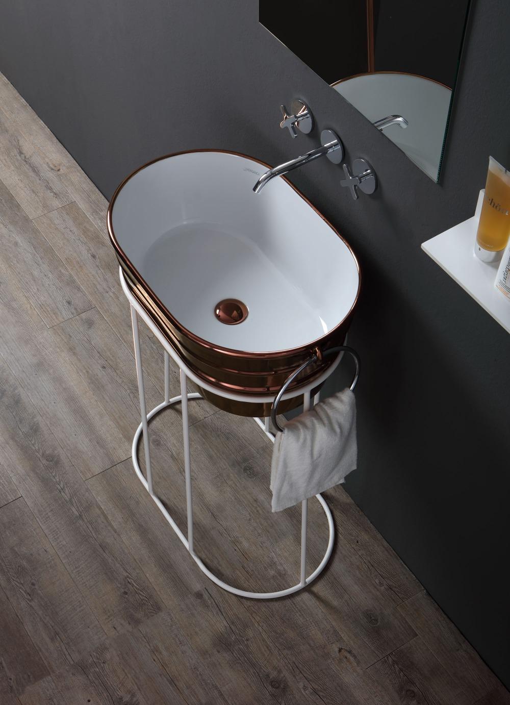 COMPOSIZIONE TINOZZA RAME SU STRUTTURA BIANCA