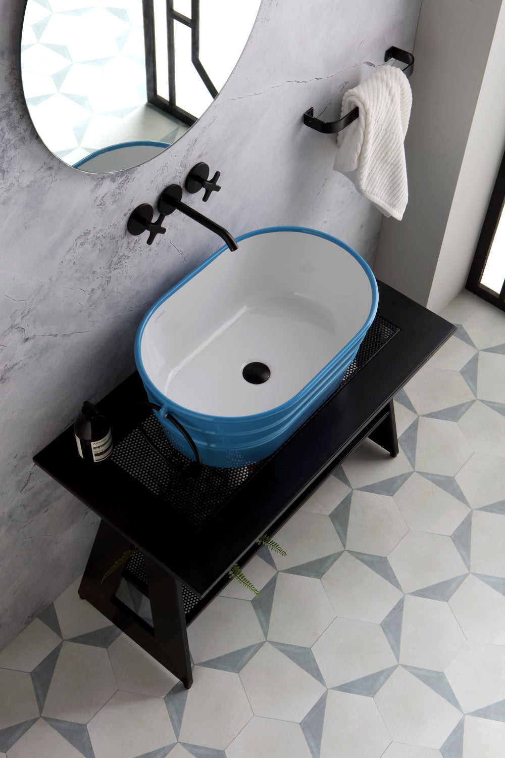 COMPOSIZIONE TINOZZA CIANO SU CAVALLETTO NERO