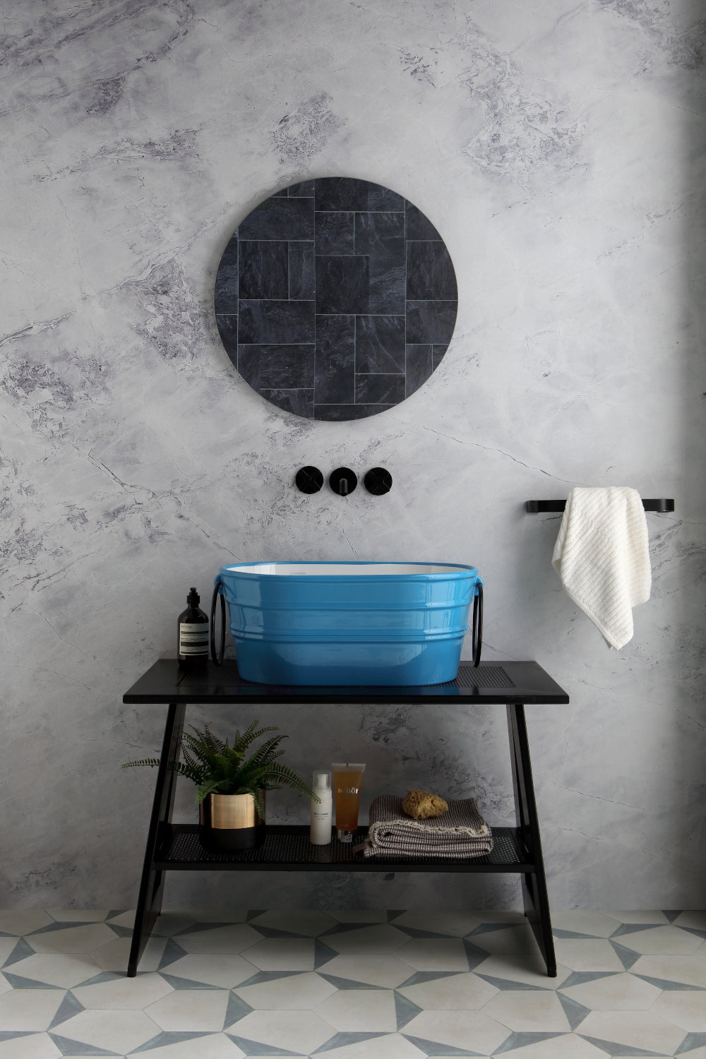 COMPOSIZIONE TINOZZA CIANO SU CAVALLETTO NERO